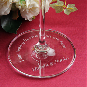 上質なワイングラスへの名入れ彫刻　ステム彫刻