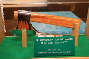 船の引渡し式に使用する斧に名前を彫刻